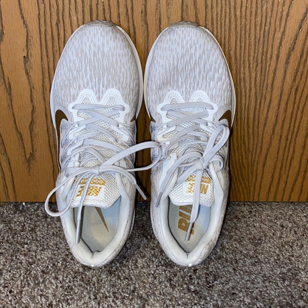 EUC Nike Zoom cream colored tennis shoes.